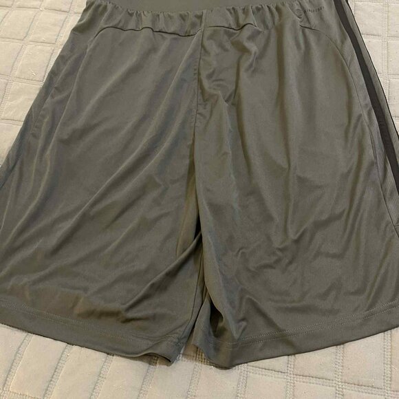 Men's Size Large Grey Adidas Shorts - Picture 3 of 4
